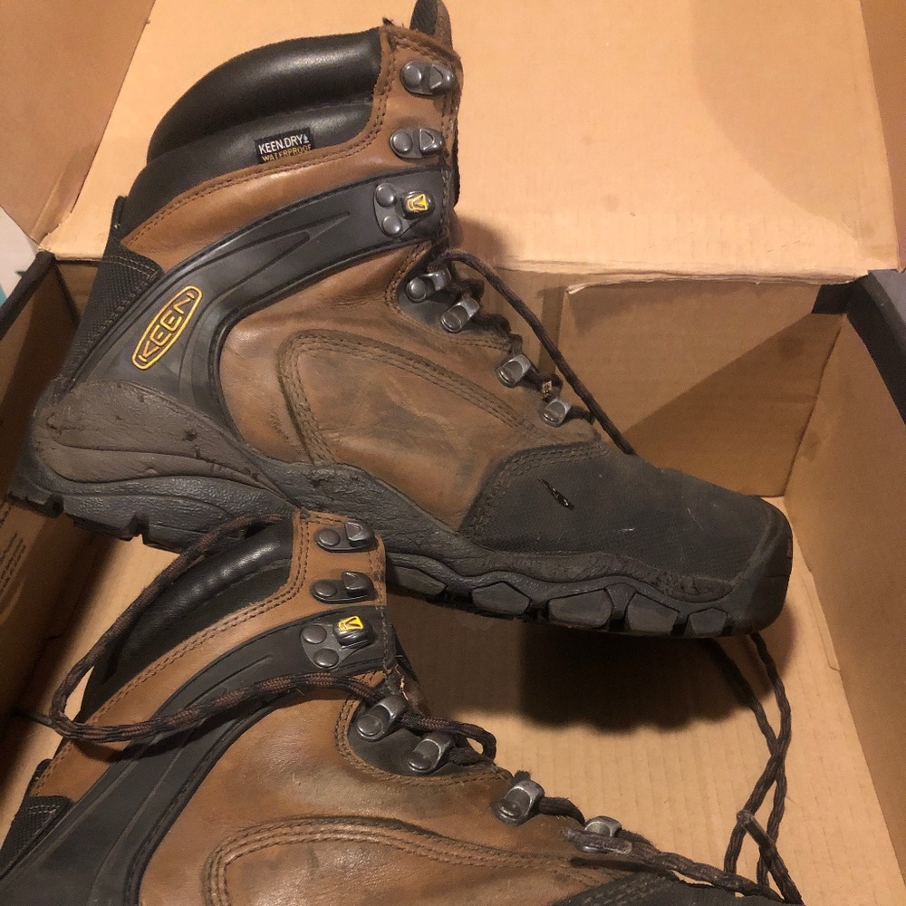 Keen safety toe boots